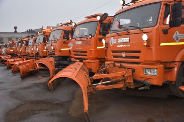 Дорожники подготовили очень много песка для посыпки снега в Костроме