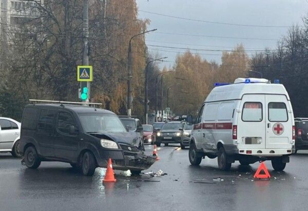 «Скорая» везла ребенка в больницу и попала в аварию в Костроме