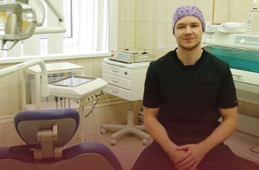 Молодой красавчик-стоматолог будет бесплатно лечить пациентов в поликлинике Костромы