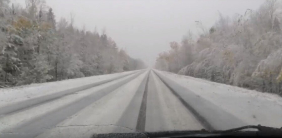 Перекрывают дороги: мощный снегопад обрушился на Костромскую область