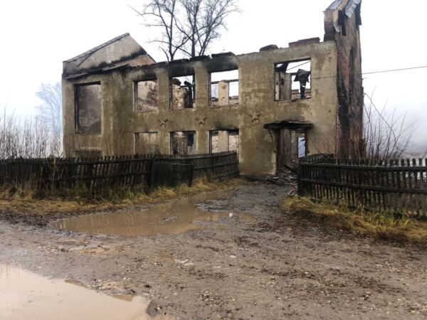 Заменитая школа на курьих ножках сгорела в Костромской области