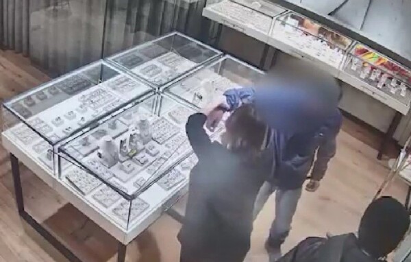 Долго бился в витрину: мужчина устроил дерзкий налет на ювелирный магазин в Костроме