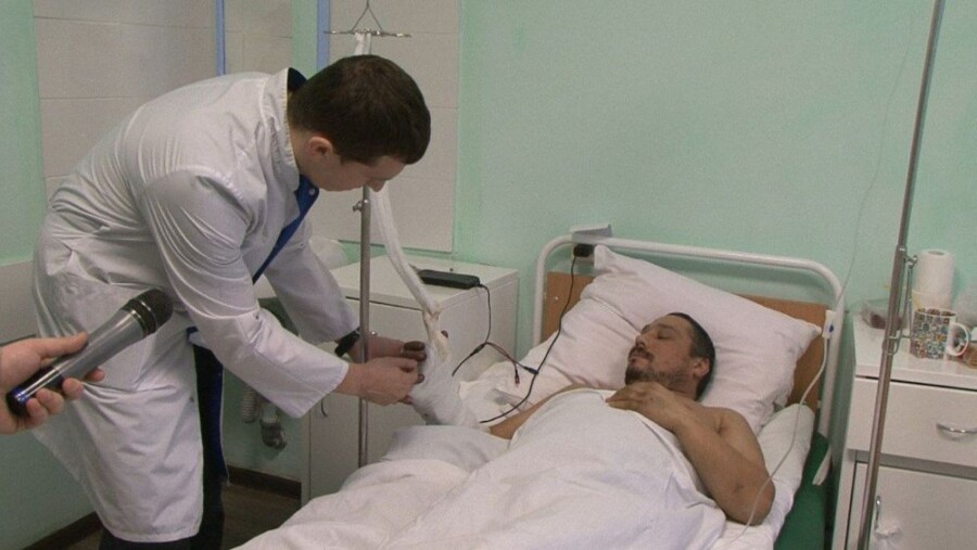 Ярославские врачи чудом спасли отрубленную руку костромича