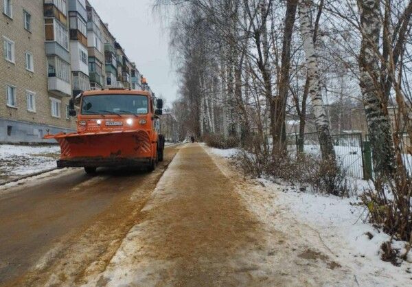 Коммунальщики засыпали Кострому тысячами тонн песка