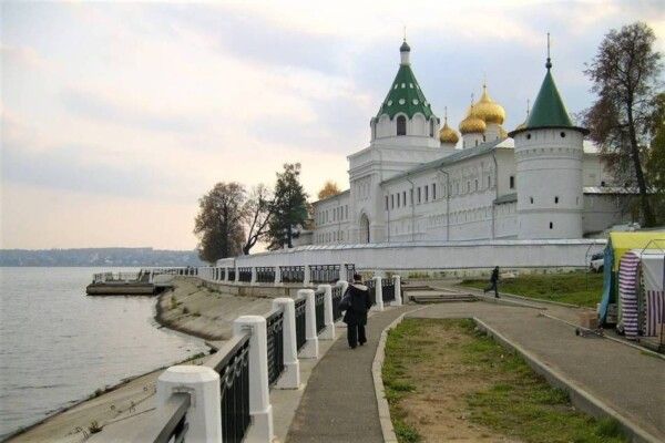 На территории Ипатьевского монастыря в Костроме построили то, чего строить нельзя