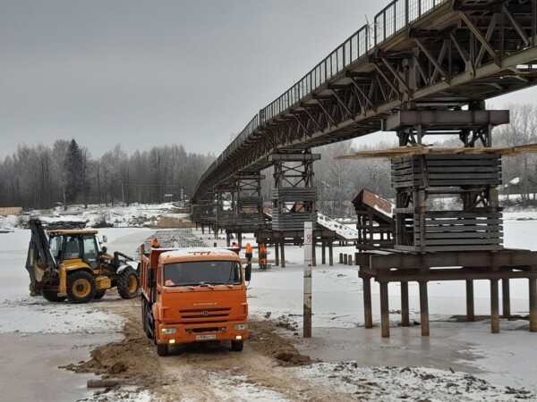 Теплая зима заставила построить мост в Костромской области