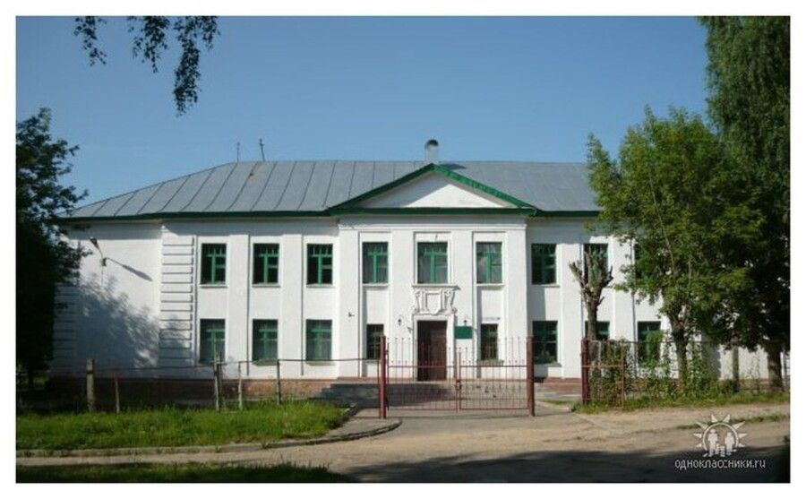 Гимназию пока закроют после падения потолка в Костроме