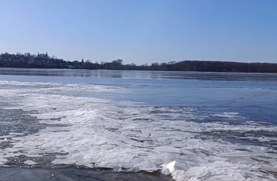 Красивейший ледоход начинается на Волге в Костроме: видео