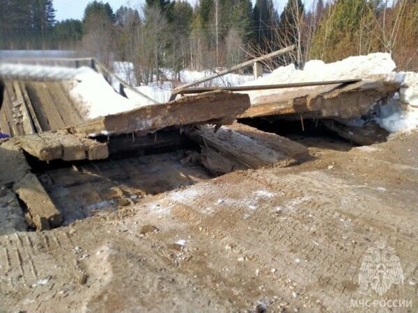Лесовоз сломал пополам костромской мост