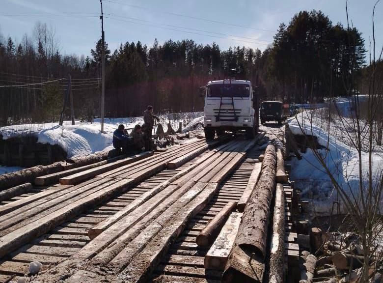 Лесовоз сломал пополам мост и скрылся в Костромской области