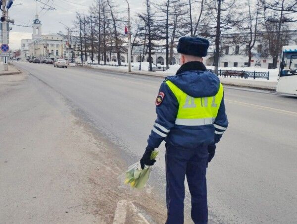 Водителей в Костроме останавливают на дорогах тюльпанами вместо жезлов