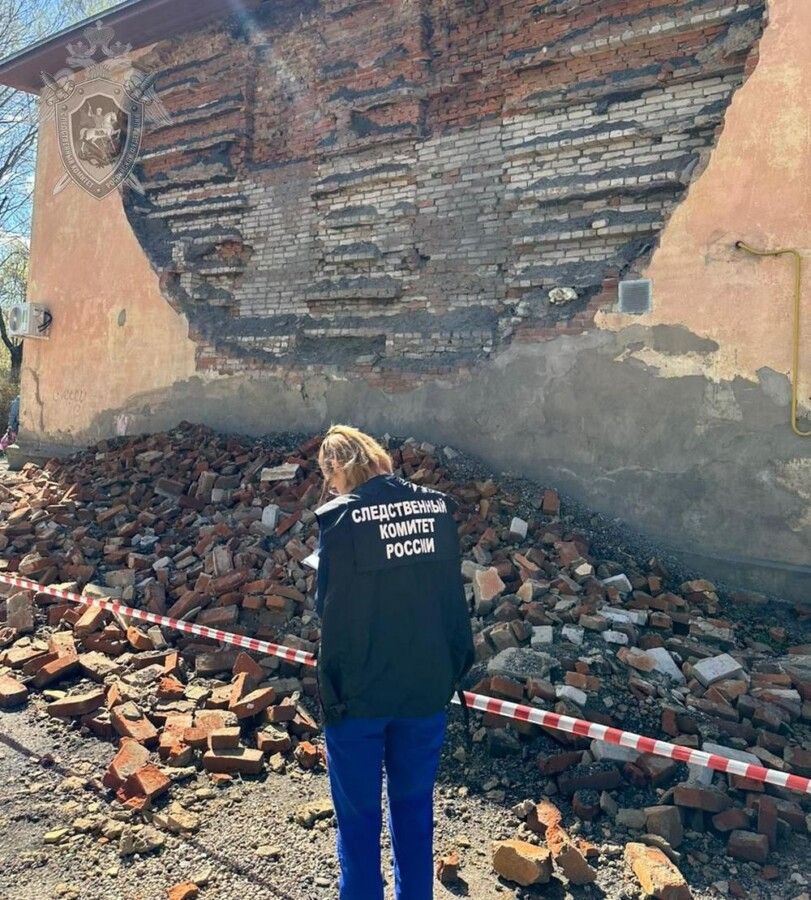 Следователи начали проверку после обрушения стены дома под Костромой
