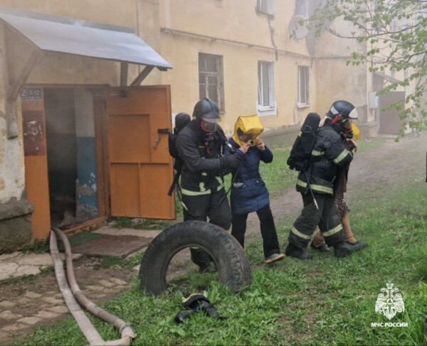 Жилой дом горит в Костроме: людей эвакуируют в специальных масках