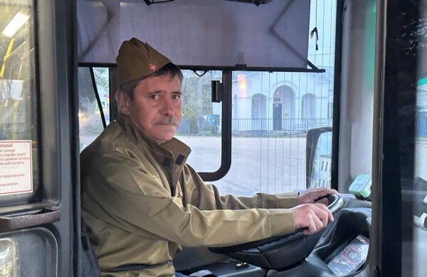 Песни Победы, военная форма: водители автобусов создают праздничное настроение костромичам