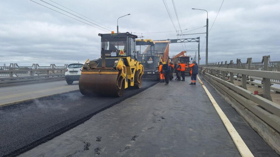Тучки и дождь больше не мешают ремонту моста в Костроме