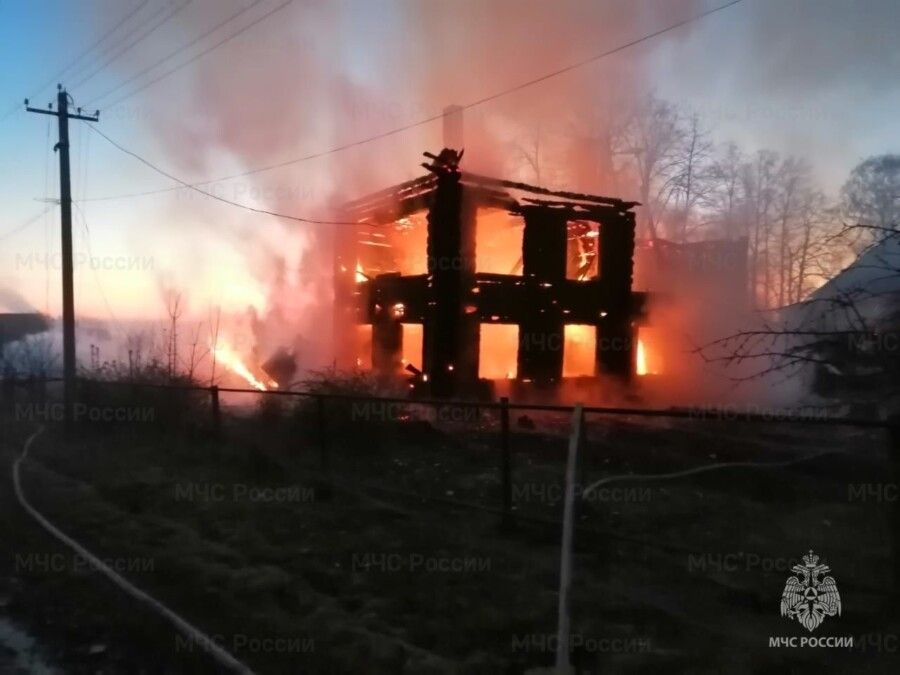 Костромич отбивался от нечисти огнем и спалил дом
