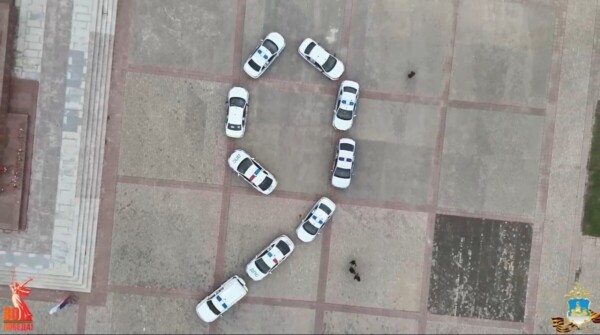 Машины выстроились в цифру 9: «Бессмертный автополк» проехал по Костроме