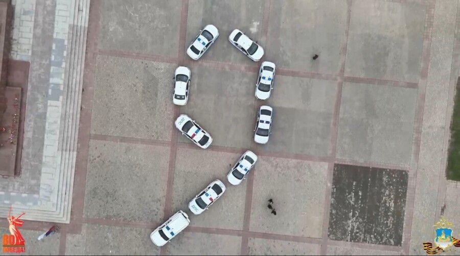 Машины выстроились в цифру 9: «Бессмертный автополк» проехал по Костроме