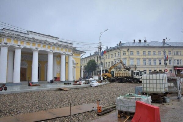 Потопы и лето законсервировали ремонт Сусанинской площади в Костроме