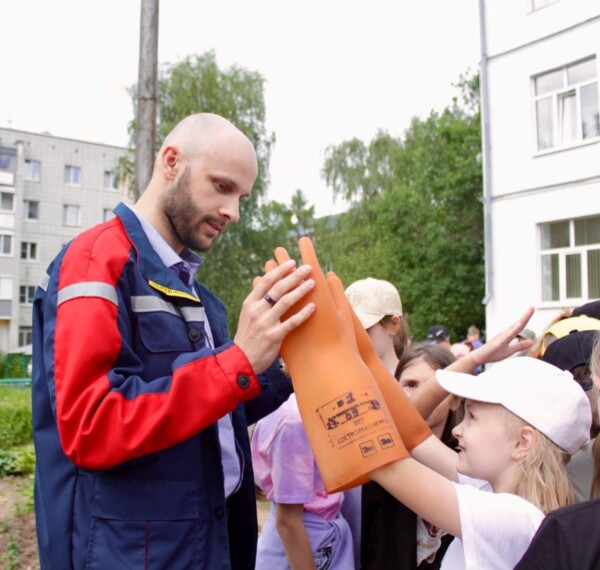 Костромские энергетики «Россети Центр» обучают детей электробезопасности в летних лагерях
