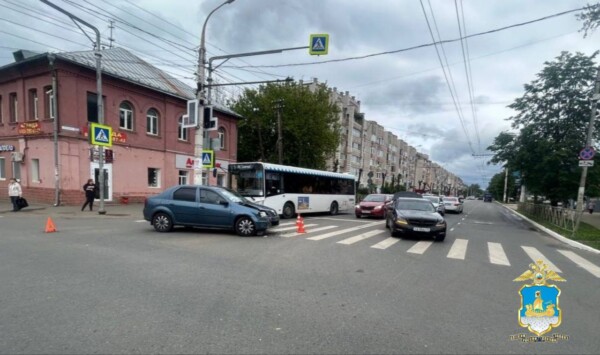 Два ребенка пострадали во время аварии на перекрестке в Костроме