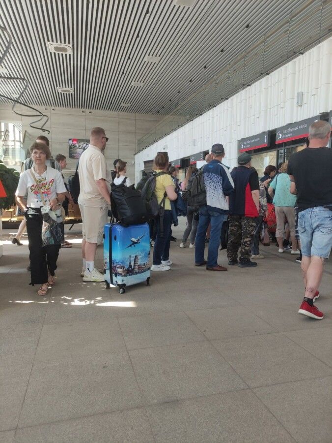 Порой стоим час: очереди выстроились на вокзале в Костроме