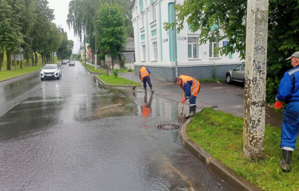 Вы не ослышались: в Костроме устраняют засоры на дорогах