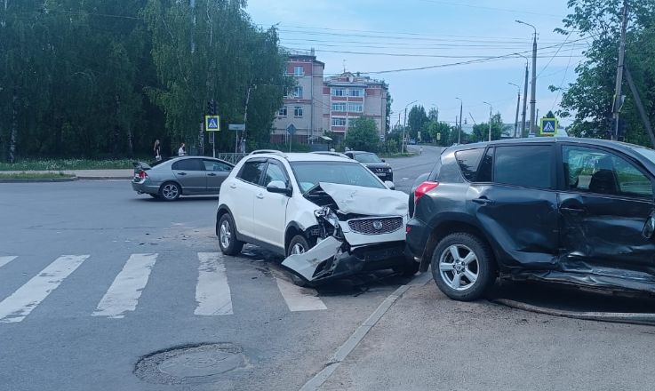 Два человека погибли и четыре пострадали во время аварий в Костромской области