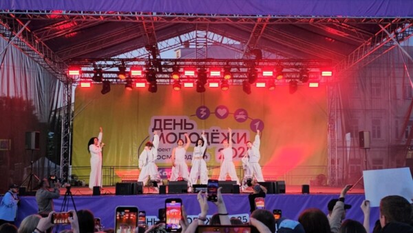Несметная толпа явилась к певице Бьянке в Костроме