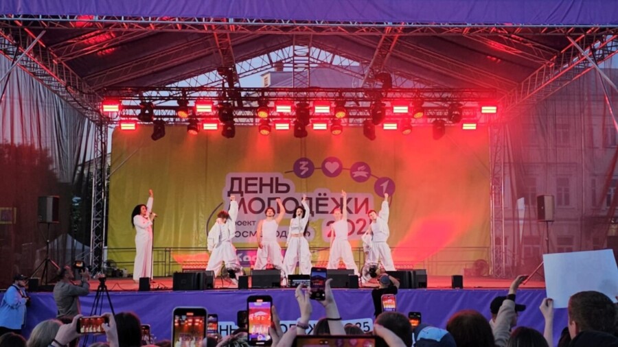 Несметная толпа явилась к певице Бьянке в Костроме