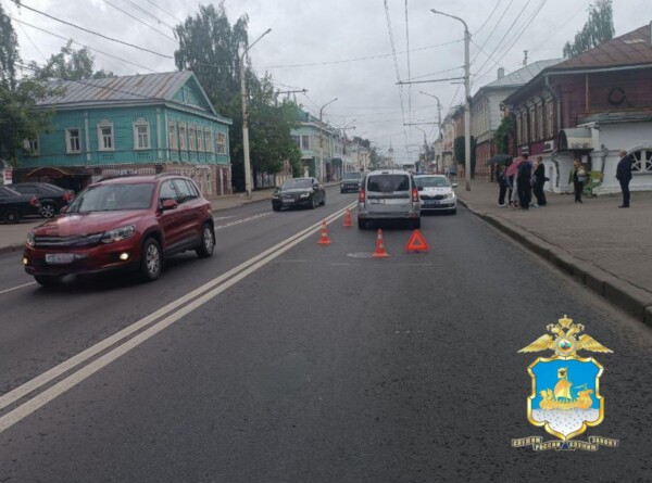 Ребенок попал под колеса машины на главной улице Костромы