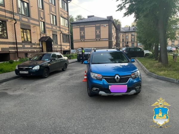 3-летний костромской малыш получил травмы, врезавшись в автомобиль