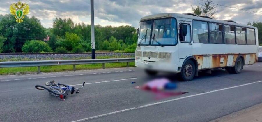 Велосипедист погиб под колесами автобуса в Костромской области