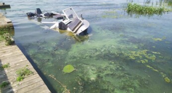Два человека погибли во время прогулки на лодке в Костромской области