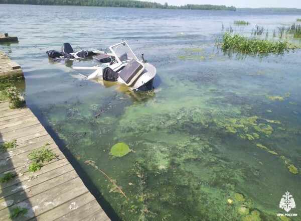 Два человека погибли во время прогулки на лодке в Костромской области