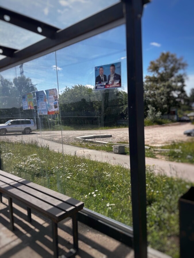 Кандидаты в депутаты портят своими лицами новенькие остановки в Костроме