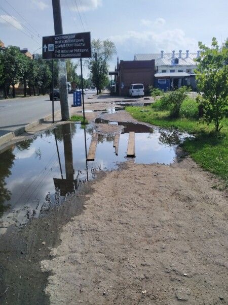 Народная забава: горожане прыгают через ручьи с фекалиями в Костроме