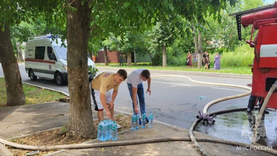 Флэшмоб: горожане начали массово помогать МЧС на пожарах в Костроме