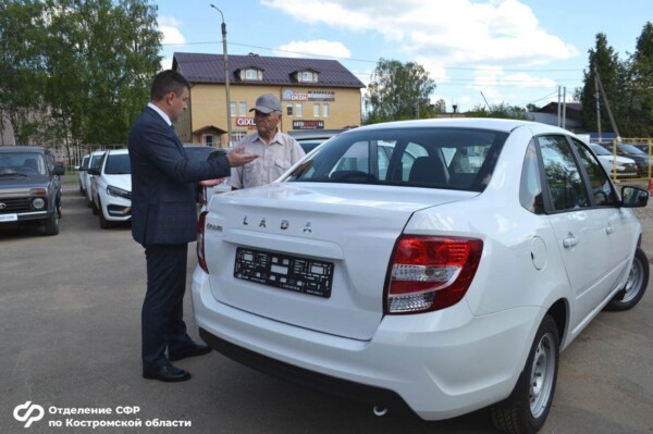 Заболевшим на работе костромичам подарили 24 автомобиля от государства