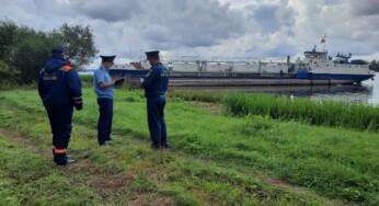 Судно для перевозки топлива застряло в Костромской области на Волге