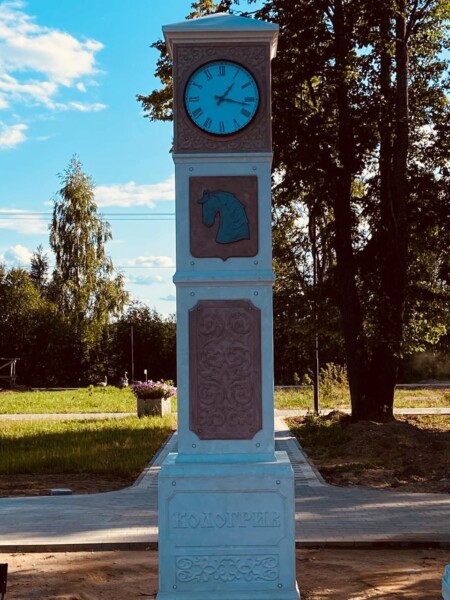 Гуси и лошади заполонили парк в Костромской области