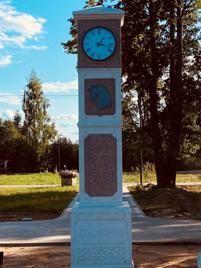 Гуси и лошади заполонили парк в Костромской области