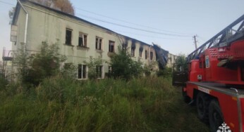 Пламя охватило здание общежития в Костромской области
