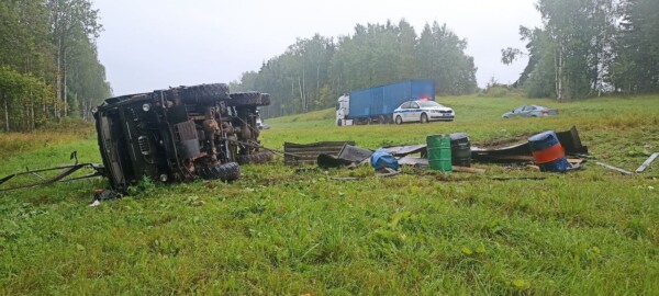 КАМАЗ улетел с «Золотого Кольца» в Костромской области
