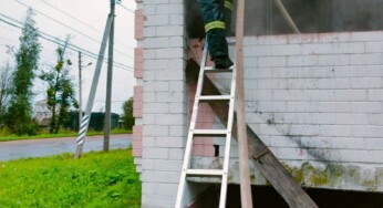 Загорелся балкон: костромичей эвакуировали из дома во время пожара