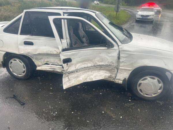Авария на перекрестке в Костроме закончилась травмами и помятым боком