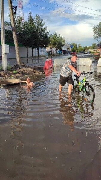 Прокуратура заинтересовалась засасывающей детей лужей под Костромой