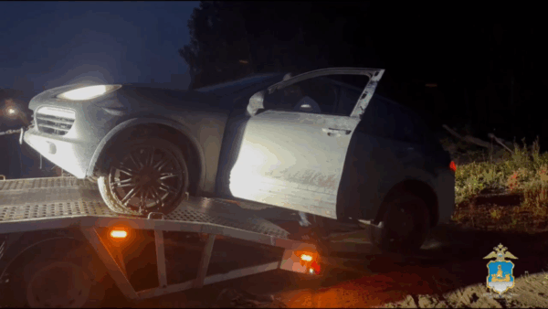 Костромской лихач на Porshe бросил двух подружек в болоте