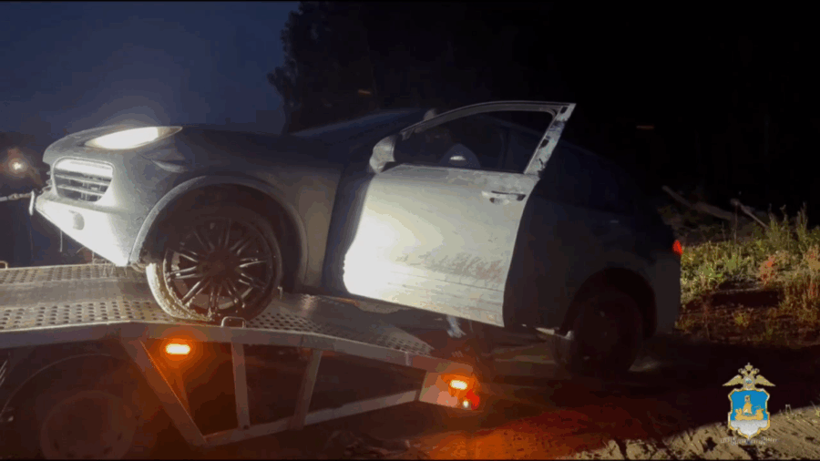 Костромской лихач на Porshe бросил двух подружек в болоте