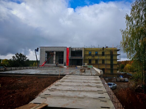 Строительство знаменитого здания с мостом продолжается в Костроме